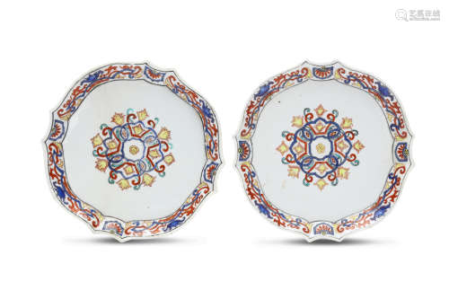 A PAIR OF CHINESE FAMILLE ROSE IBERIAN MARKET TRAYS. Qing Dynasty, 18th Century. Decorated with