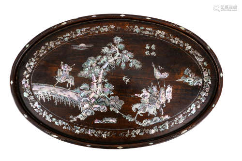 A CHINESE MOTHER-OF-PEARL INLAID WOOD ‘WARRIORS’ TRAY. Qing Dynasty, 19th Century. The oval tray