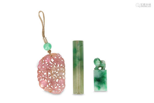 A CHINESE TOURMALINE PENDANT TOGETHER WITH A JADEITE SEAL JADEITE PENDANT.  (3) 碧璽吊墜、翡翠吊墜及翡翠印章一枚