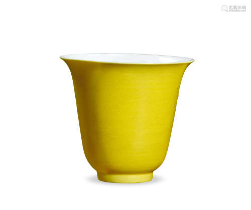清中期 黄釉仰钟式杯