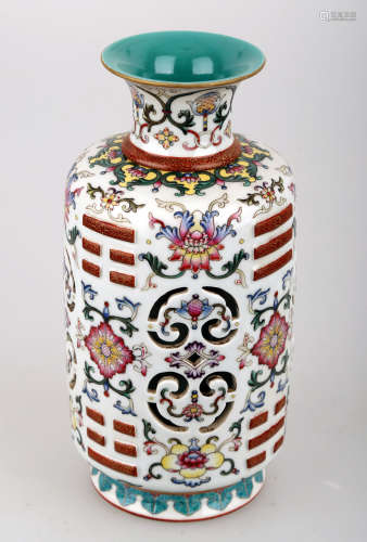 A FAMILLE ROSE PORCELAIN REVOLVING VASE.THE BASE MARKED WITH DA QING KANG XI NIAN ZHI BLUE SIX-CHARACTER.C275.