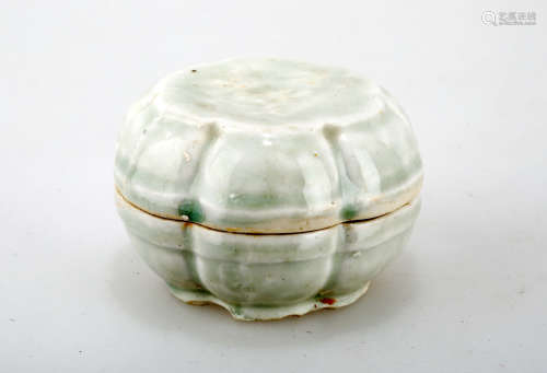 A YINGQING GLAZED CELADON BOX AND COVER.C234.