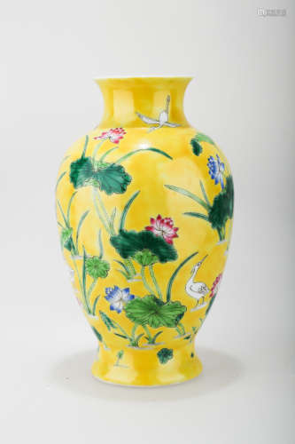 A JAUNE GROUND PORCELAIN WINE EWER WITH FLORAL AND POMEGRANATE DECORATION.C215.THE BASE MARKED WITH MING DYNASTY ZHENG DE NIAN ZHI BLUE FOUR-CHARACTER.C215.