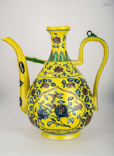 A YELLOW GROUND FAMILLE ROSE PORCELAIN VASE. THE BASE MARKED WITH QING DYNASTY DA QING QIAN LONG NIAN ZHI RED  SIX-CHARACTER.C220.