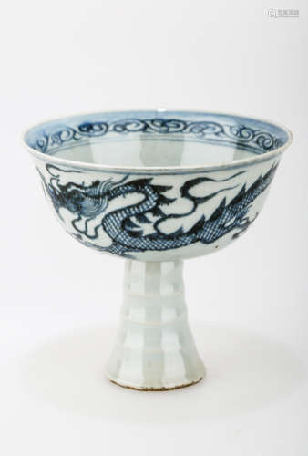 A MING DYNASTY STYLE HIGH FOOT BLUE AND WHITE PORCELAIN CUP WITH DEPICTING DRAGON AND FLOWER.C199.