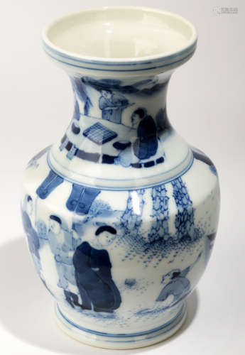 A BLUE AND WHITE DISH BUCCAL VASE.C063.