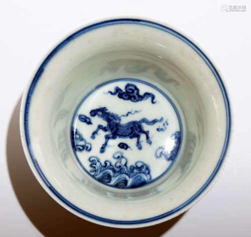 A BLUE AND WHITE PORCELAIN PRESS-HAND CUP WITH THE