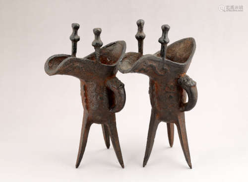 A PAIR OF METAL RITUAL WINE VESSELS,JUE-FORM.