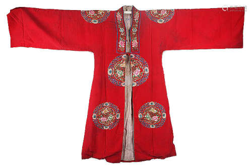 A RED SILK EMBROIDERED ROBE COAT.Z013