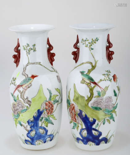 (2)  A PAIR OF FAMILLE ROSE PORCELAIN VASES. THE BASE MARKED WITH SHEN DE TANG ZHI RED FOUR-CHARACTER.C214.