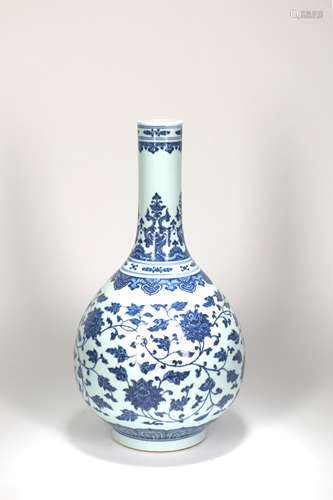 A Chinese Blue and White Porcelain Vase