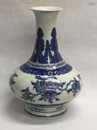 A GILT-DECORATED BLUE AND WHITE `DRAGON` VASE