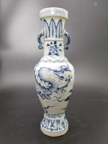 A BLUE AND WHITE `DRAGON` VASE