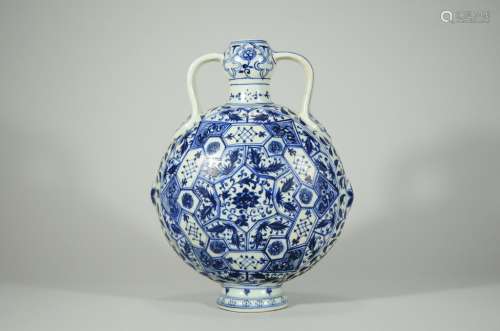A BLUE AND WHIIT MOON FLASK VASE