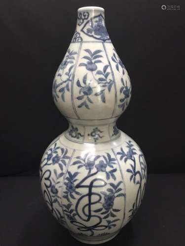 A BLUE AND WHITE DOUBLE GOURD VASE