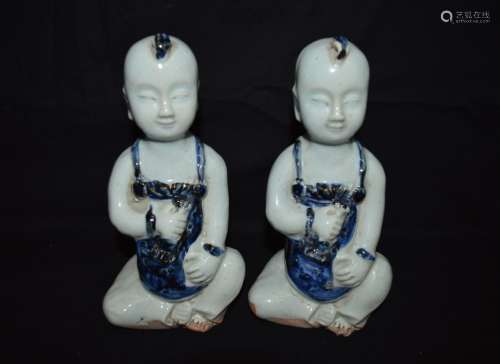 A PAIR OF BLUE AND WHITE FIGURE OF TWO CHILDREN