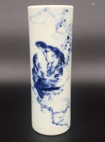 A BLUE AND WHITE CYLINDER VASE