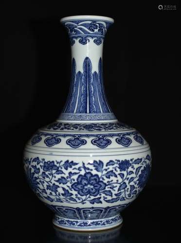 A BLUE AND WHITE VASE