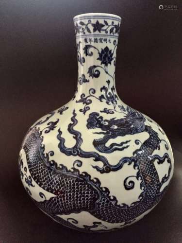 A BLUE AND WHITE BOTTLE VASE