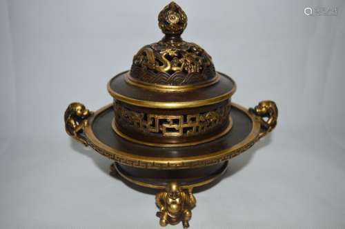 A GILT-BRONZE TRIPOD CENSER AND COVER