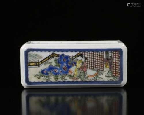 A BLUE AND WHITE FAMILLE ROSE PAPER WEIGHT