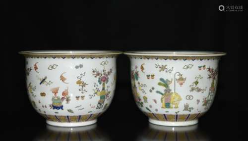 A PAIR OF FAMILLE ROSE FLOWER POT