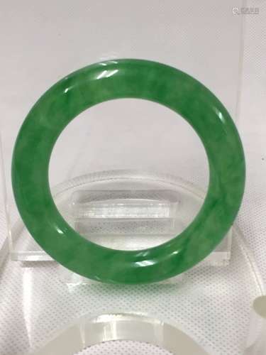 A GREEN JADE BRACELET