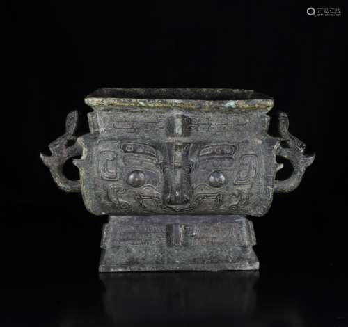 A SMALL BROZE SQUARE VESSEL, DING