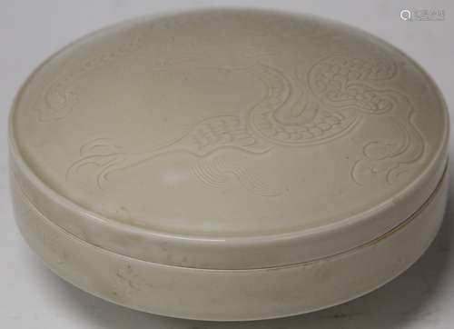 CHINESE DRAGON MOTIF PORCELAIN BOX, 7 1/2