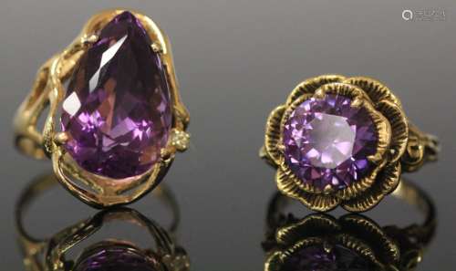 LOT OF (2) 14KT RINGS: AMETHYST & SYNTH. SAPPHIRE