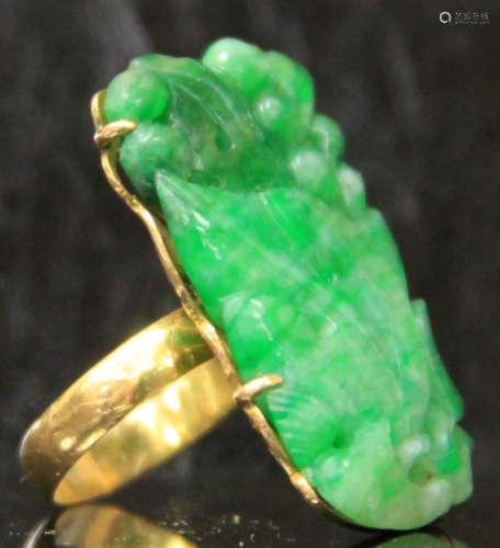 LADY'S CARVED JADE 18KT GOLD RING