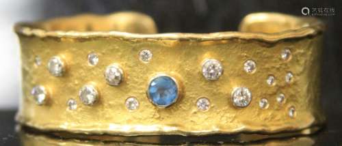 LADY'S DIAMOND AND TOPAZ CUSTOM 18KT GOLD BRACELET