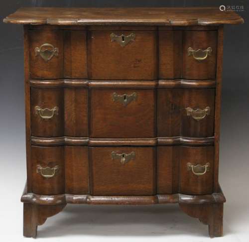 19TH CENTURY ENGLISH OAK CHEST OF DRAWERS