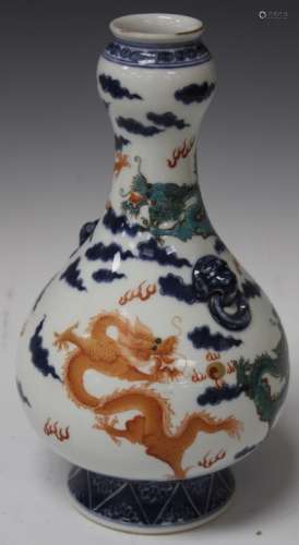 CHINESE PORCELAIN VASE W/ DRAGONS, 10 1/2