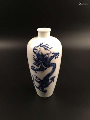 Chinese Blue and White Dragon Porcelain Vase