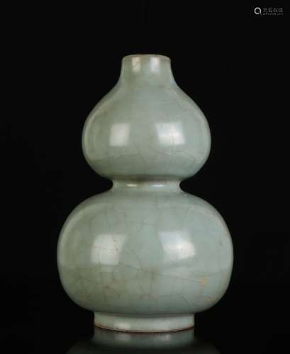 Chinese Long Quan Yao Gourd Shape Vase