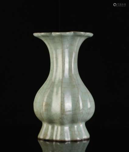Chinese Long Quan Yao Porcelain Vase