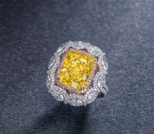 艳橙如火，极其罕有， 18K白金及玫瑰金镶嵌重约6.29克拉枕形切割天然艳彩橙黄色钻石配钻石戒指，净度为VS1