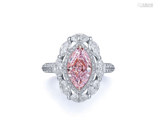 18K白金镶嵌重约2.01克拉橄榄形切割天然紫粉色钻石配钻石戒指，主净度为VS1