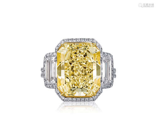 18K白金鑲嵌重約8.23克拉方形切割天然黃色鑽石配白色鑽石戒指，主石淨度為VS1