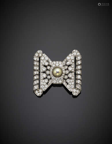 Platinum and round diamond bow brooch centered by a mm 8.20 circa grey yellowish pearl, in all ct. 5.8 circa g 14.19, width cm 4 circa.