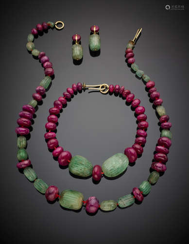 Lot comprising two necklaces of different lengths and ear pendants in ruby and carved emerald beads with yellow gold details, g 518.50.
