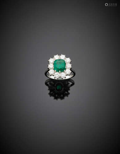 White gold round diamond and ct. 1.90 circa octagonal emerald ring, diamonds, in all ct. 2,20 circa, g 5.18 size 15/55.
