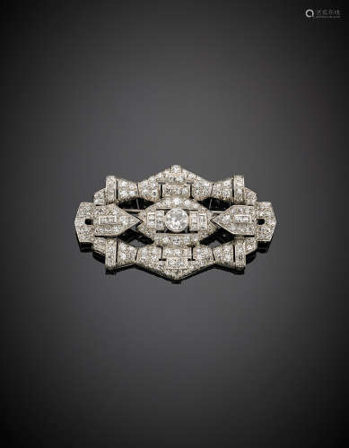 Platinum round and carré diamond brooch centered by a round diamond ct. 0.75 circa, g 21.00, length cm 5.60, width cm 3.40 circa. Marked 4974