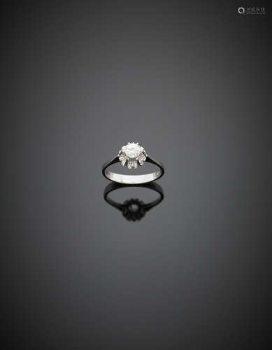 White gold ct. 0.35 circa diamond solitaire ring, g 3.30 size 16/56.