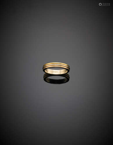 CARTIERYellow, white and red gold wedding ring, g 5.31 size 16/56. Signed CARTIER 980899 In original case