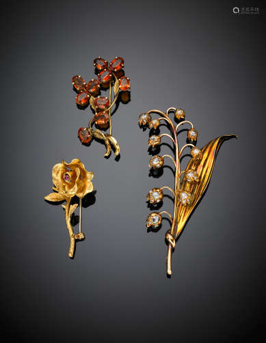 Lot comprising three yellow gold brooches in the shape of a rose, a Lily-of-the-Valley with irregular-cut diamonds and one with citrine and Madeira quartz n. series R3139 g 23.41.