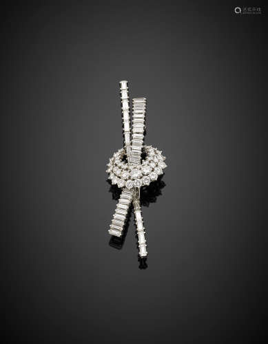 White gold round and baguette diamond knot brooch, in all ct. 3.50 circa, g 14.40.