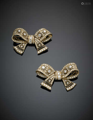 Two yellow gold diamond openwork ribbon brooches, in all ct. 7 circa, in all g 36.3, width cm 5.5 circa.