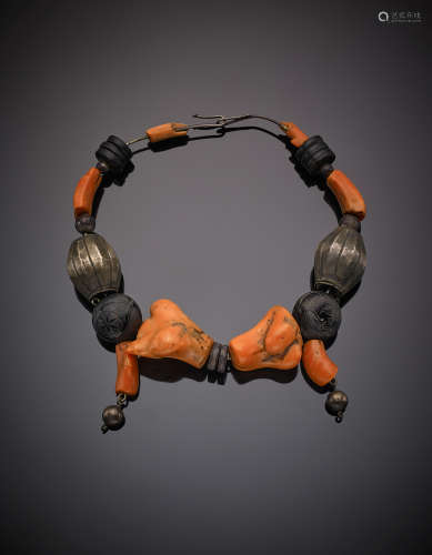 Antique silver, coral and carved ebony African style necklace, g 165.10, diam. cm 11.50.